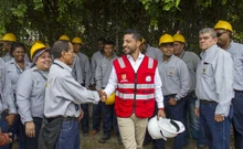 Alcalde Armitage entrega maquinaria para reforzar la pavimentación con adoquines en los barrios de Cali