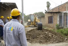 Alcalde Armitage entrega maquinaria para reforzar la pavimentación con adoquines en los barrios de Cali