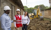 Alcalde Armitage entrega maquinaria para reforzar la pavimentación con adoquines en los barrios de Cali