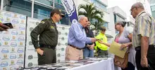Alcalde Armitage encabeza devolución de celulares que habían sido robados y que recuperó la Policía
