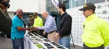 Alcalde Armitage encabeza devolución de celulares que habían sido robados y que recuperó la Policía