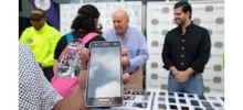 Alcalde Armitage encabeza devolución de celulares que habían sido robados y que recuperó la Policía