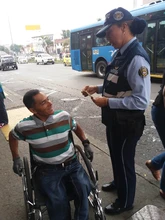 Semáforo en verde se activa para seguridad del peatón de la calle quinta con carrera sexta