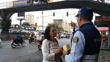 Semáforo en verde se activa para seguridad del peatón de la calle quinta con carrera sexta