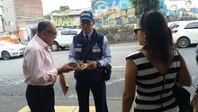 Semáforo en verde se activa para seguridad del peatón de la calle quinta con carrera sexta