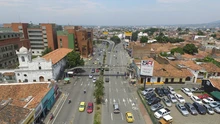 Semáforo en verde se activa para seguridad del peatón de la calle quinta con carrera sexta
