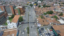 Semáforo en verde se activa para seguridad del peatón de la calle quinta con carrera sexta
