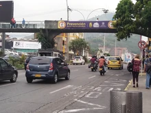 Semáforo en verde se activa para seguridad del peatón de la calle quinta con carrera sexta