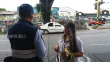 Semáforo en verde se activa para seguridad del peatón de la calle quinta con carrera sexta