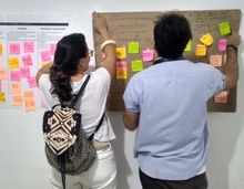 Equipo de innovación pegando ideas