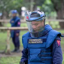 Armitage recibe del Ejército certificado que acredita a Cali como territorio libre de minas antipersonales