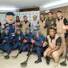 Armitage recibe del Ejército certificado que acredita a Cali como territorio libre de minas antipersonales
