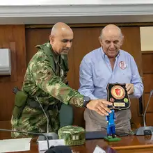 Armitage recibe del Ejército certificado que acredita a Cali como territorio libre de minas antipersonales