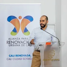 Alianza de Renovación Urbana condecora a Armitage por su compromiso con la transformación del centro de Cali