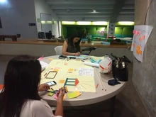 Equipo de personas diseñando una estrategia de posicionamiento