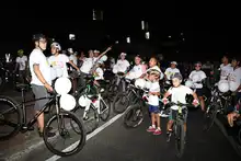 Los jóvenes se gozaron  la Ciclo Juvenil, un paseo nocturno sobre ruedas
