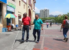Un total de 350 personas con discapacidad visual recibieron su bastón para poder movilizarse