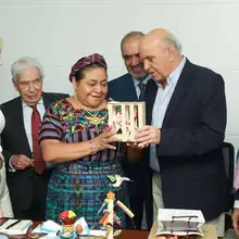 “Él es un ejemplo, es un hombre andando por la paz hace muchos años”. Rigoberta Menchú al alcalde Armitage