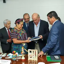“Él es un ejemplo, es un hombre andando por la paz hace muchos años”. Rigoberta Menchú al alcalde Armitage