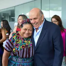 “Él es un ejemplo, es un hombre andando por la paz hace muchos años”. Rigoberta Menchú al alcalde Armitage