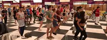 El sabor de la salsa en el baile de los turistas extranjeros