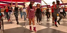 A Yamileth, las muletas no le impiden estar en medio de su salsa 