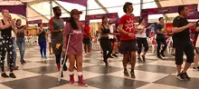 A Yamileth, las muletas no le impiden estar en medio de su salsa 