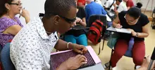 Personas invidentes y con visión reducida son capacitadas en inglés y servicio al cliente