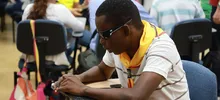Personas invidentes y con visión reducida son capacitadas en inglés y servicio al cliente