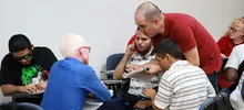 Personas invidentes y con visión reducida son capacitadas en inglés y servicio al cliente