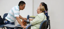 Personas invidentes y con visión reducida son capacitadas en inglés y servicio al cliente