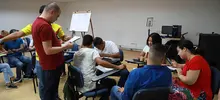 Personas invidentes y con visión reducida son capacitadas en inglés y servicio al cliente