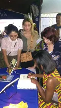 La historia de ‘Aya’ de Yopougon y de su creadora Marguerite Abouet, presentes en la Feria del Libro de Cali