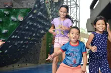 Niñas, niños y jóvenes del área de renovación urbana, se le midieron al reto y participaron de forma activa en el programa “Vértigo”.