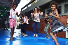Niñas, niños y jóvenes del área de renovación urbana, se le midieron al reto y participaron de forma activa en el programa “Vértigo”.