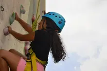 Niñas, niños y jóvenes del área de renovación urbana, se le midieron al reto y participaron de forma activa en el programa “Vértigo”.