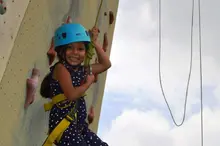 Niñas, niños y jóvenes del área de renovación urbana, se le midieron al reto y participaron de forma activa en el programa “Vértigo”.