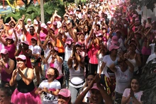 Con zumba rosa, caleñas bailaron contra el cáncer de seno
