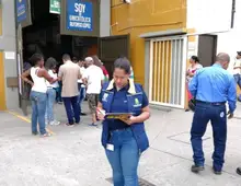 Profesionales de gestión del riesgo en puntos de votación