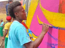 Cali ya tiene su Calle de la Alegría, la pintaron habitantes de calle en proceso de resocialización