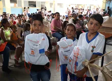 Consejo Noruego para Refugiados entrega kits escolares a estudiantes venezolanos y colombo venezolanos en Cali. 