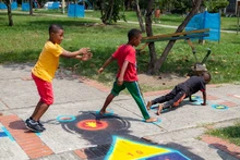 Te contamos cómo los niños y niñas de Valle Grande juegan al piso 