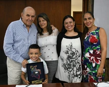 Niños le entregaron al alcalde Armitage el reconocimiento que se ganó Cali por ser territorio amigo de la niñez
