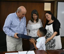 Niños le entregaron al alcalde Armitage el reconocimiento que se ganó Cali por ser territorio amigo de la niñez
