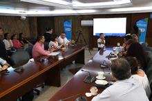Niños le entregaron al alcalde Armitage el reconocimiento que se ganó Cali por ser territorio amigo de la niñez