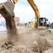 Minvivienda y alcalde Armitage ponen la primera piedra en el proyecto Epicentro de Ciudad Paraíso