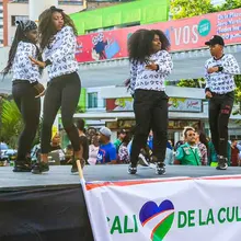 Emotivo homenaje de los artistas caleños en rechazo a la violencia