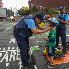 Niños y guardas de tránsito interactuaron en la Ciclovida