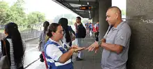 De una forma lúdica se les enseña a los usuarios del MIO el correcto lavado de manos