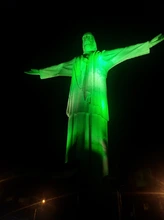 Los monumentos de Cali se visten de verde y azul por los días de San Patricio y del Agua